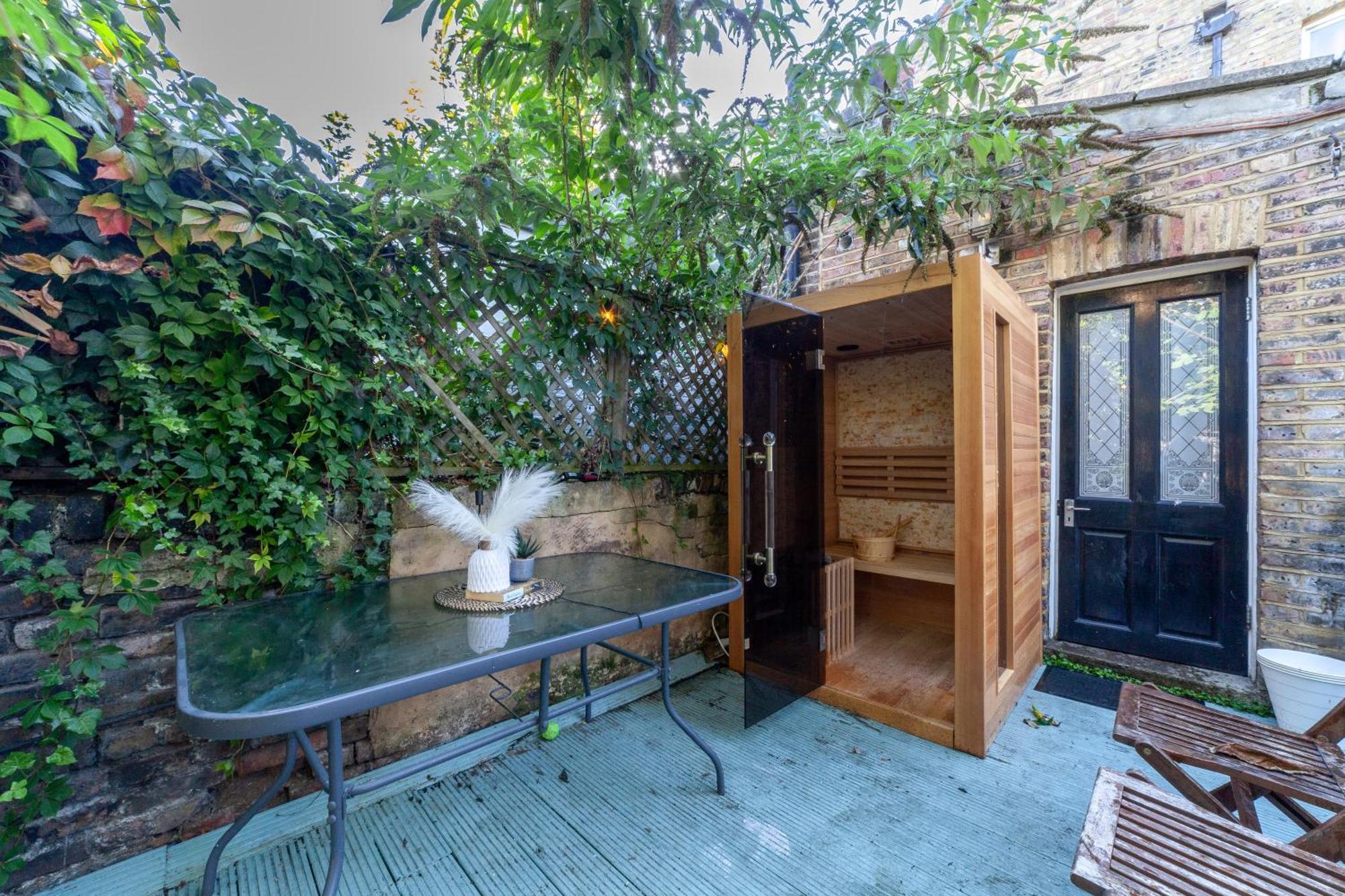 Double Room W/Projector & Garden Hot Tub Londra Dış mekan fotoğraf