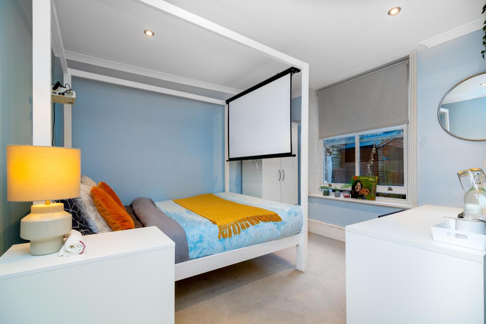 Double Room W/Projector & Garden Hot Tub Londra Dış mekan fotoğraf